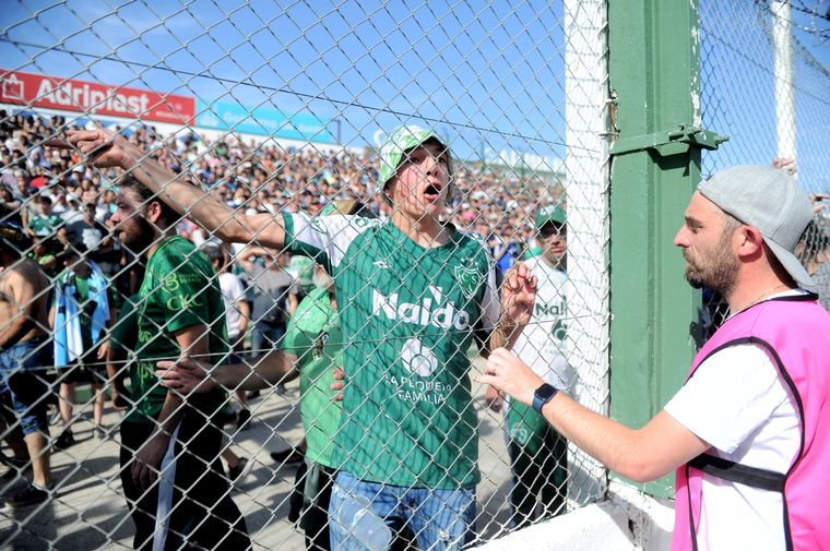 Hinchas de Sarmiento y Boca regalaron otro episodio violento en el fútbol argentino. Foto: Fanton Osvaldo - Télam