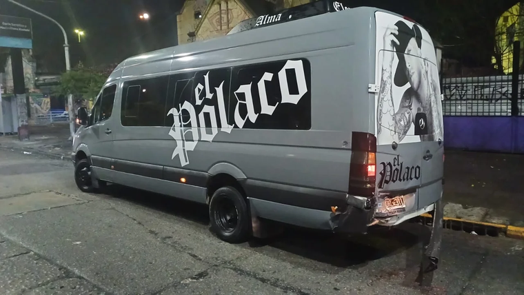 La furgoneta mediana de El Polaco no sufrió graves daños. La furgoneta mediana de El Polaco no sufrió graves daños.