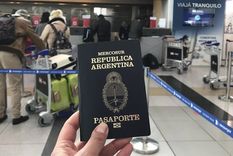 Cuando alguien emigra hay un entorno familiar que vive el proceso con una mezcla de sentimientos, más cuando son los abuelos que ven a sus nietos partir Foto: Archivo