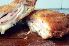 Receta de milanesa rellena de jamón y queso para disfrutar en familia.