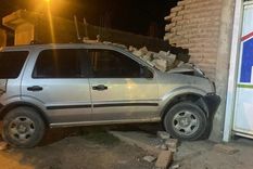 Desnudos a bordo de una camioneta chocaron contra un paredón de una vivienda en la localidad de Centenario, provincia de Neuquén. Foto: Centenario Digital Desnudos a bordo de una camioneta chocaron contra un paredón de una vivienda en la localidad de Centenario, provincia de Neuquén. Foto: Centenario Digital
