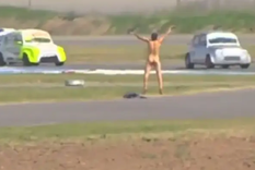 El hombre se quitó la ropa en medio de la carrera. Foto: Captura de pantalla El hombre se quitó la ropa en medio de la carrera. Foto: Captura de pantalla