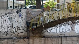 Sin mantenimiento ni responsables claros, el puente del zanjón Frías pasó de ser un atajo clave a un refugio precario. Sin mantenimiento ni responsables claros, el puente del zanjón Frías pasó de ser un atajo clave a un refugio precario.