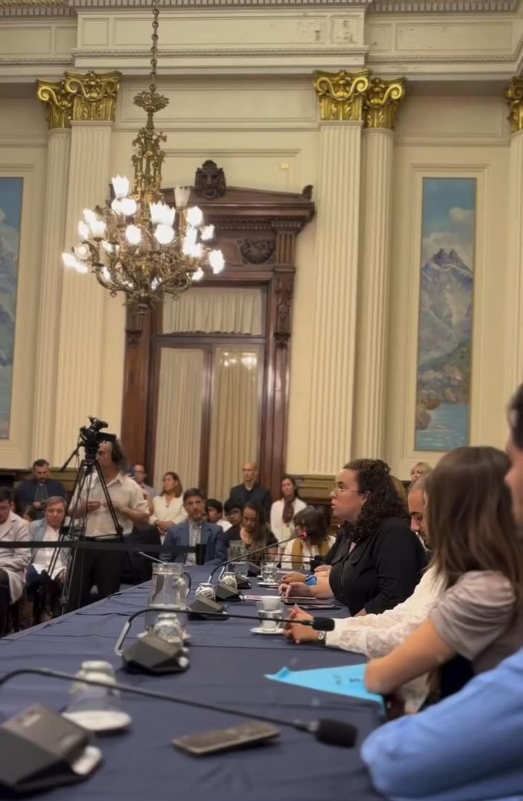 Milagros Calvi, coordinadora de la sede Frente Joven Buenos Aires presentando en el Congreso el Acta de firma de Compromiso. Milagros Calvi, coordinadora de la sede Frente Joven Buenos Aires presentando en el Congreso el Acta de firma de Compromiso.