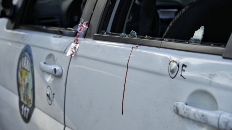 El taxi tenía marcas de más de diez disparos por el doble crimen Foto: Alan Monzón / Rosario3