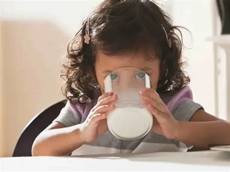 La leche no es un alimento más en la dieta de un niño. La leche no es un alimento más en la dieta de un niño.