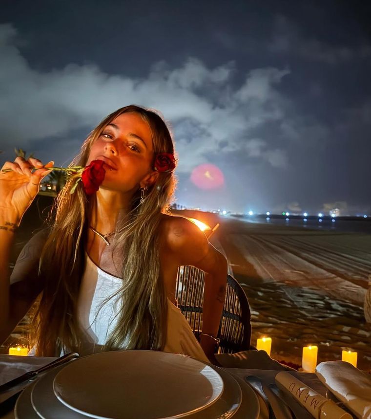 De blanco y con rosa en mano. De blanco y con rosa en mano.