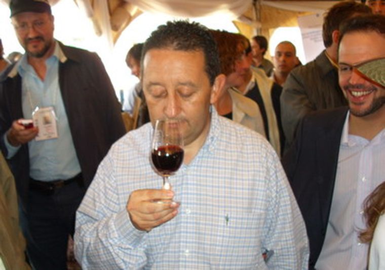 El gobernador saborea un vino en la Fiesta de la Ganadería. Foto: MDZ