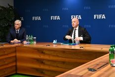Gianni Infantino junto a Arsène Wenger y Pierluigi Collina durante la asamblea de este viernes. Foto: FIFA