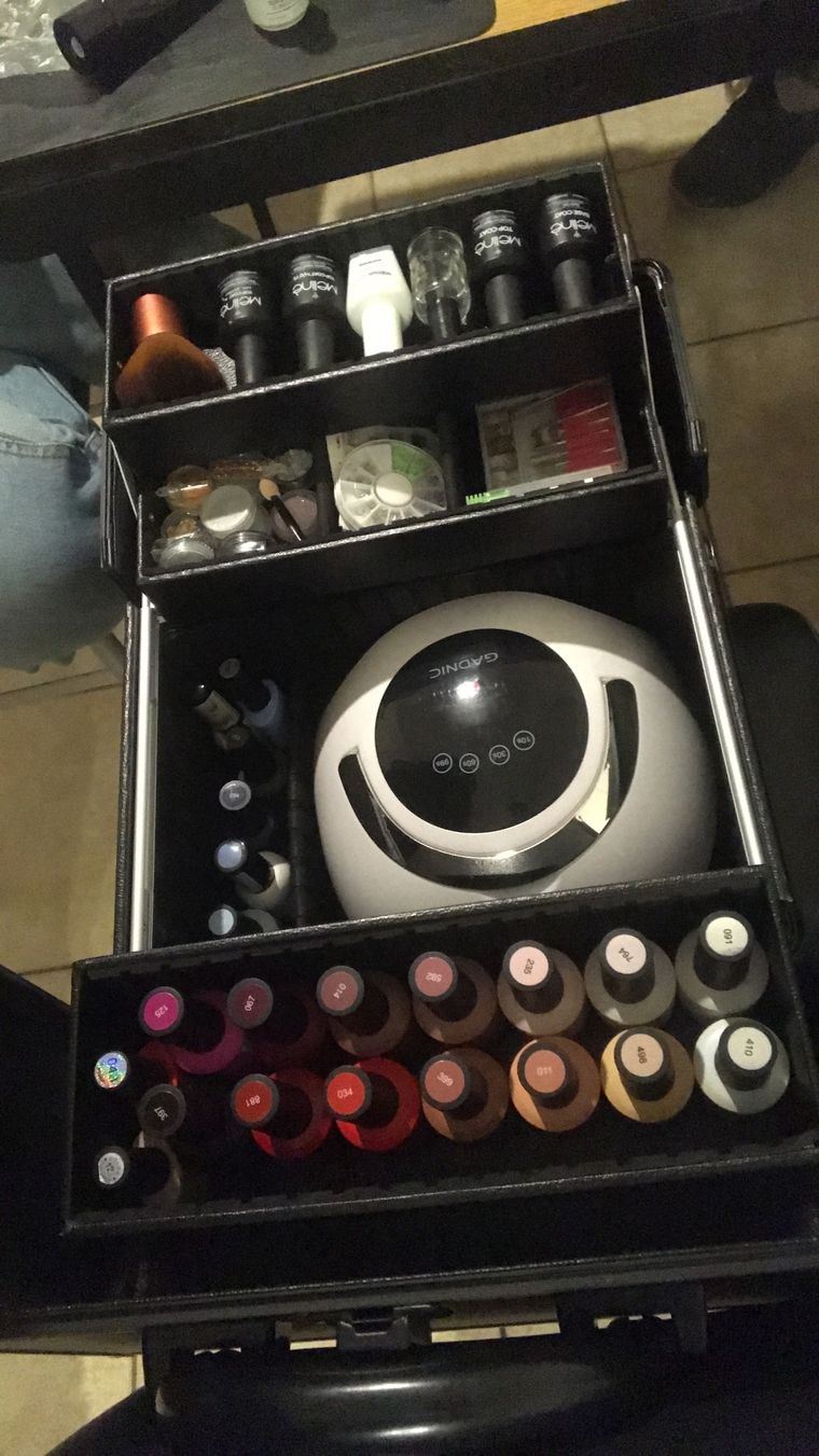 Los ladrones misteriosos se llevaron una valija con todos los elementos de trabajo de la joven.