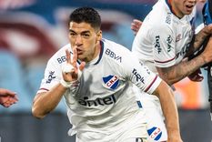 Suárez, figura en la consagración de Nacional en el fútbol uruguayo. Suárez, figura en la consagración de Nacional en el fútbol uruguayo.