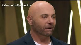 El chef es criticado una vez más por su trato severo en la competencia. El chef es criticado una vez más por su trato severo en la competencia.