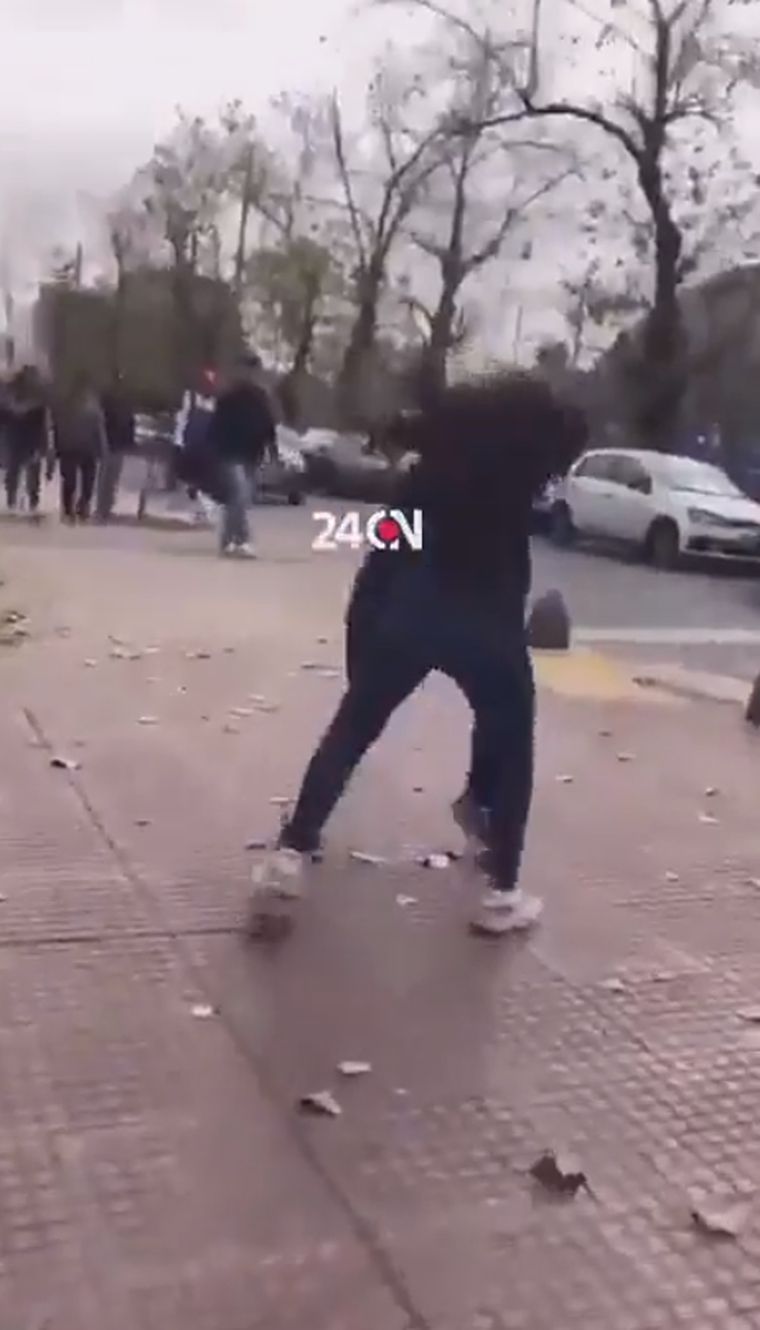 Dos jóvenes se agarraron a trompadas alentadas por sus padres Foto: Captura de video