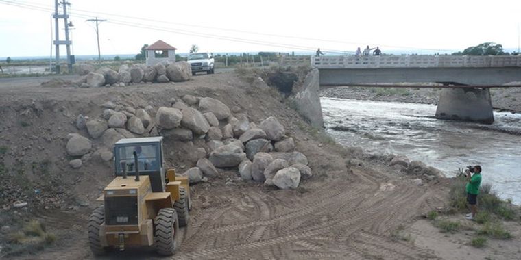 Vialidad e Irrigación refuerzan las bases del puente.