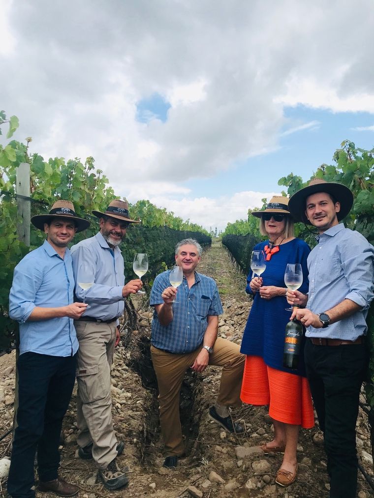 El equipo enológico de Bodegas Bianchi con Jancis Robinson.