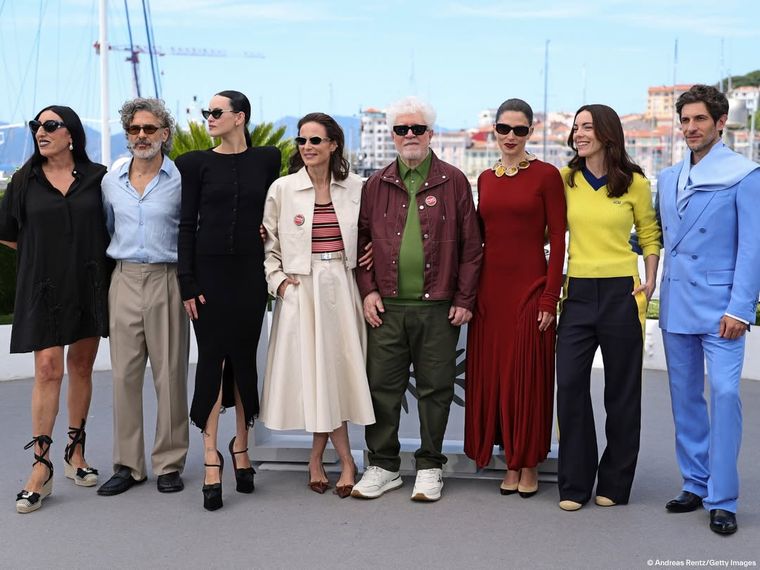 El equipo completo de la película de Amarga Navidad, lo último de Pedro Almodóvar. El equipo completo de la película de Amarga Navidad, lo último de Pedro Almodóvar.