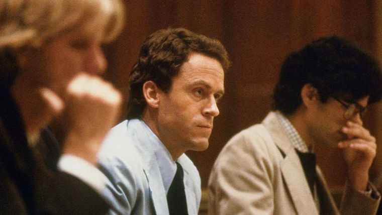 Theodore Bundy, sentado en el tribunal, acusado de los asesinatos de dos estudiantes.