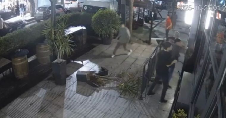 Según expresó una joven que asistió al cumpleaños, denunció que los empleados de seguridad reaccionaron con violencia física contra su hermano.