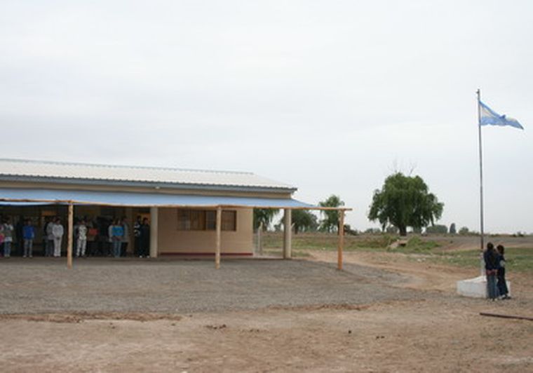 Los chicos de Tres de Mayo durante el izamiento de la bandera. Foto: Pachy Reynoso/MDZ