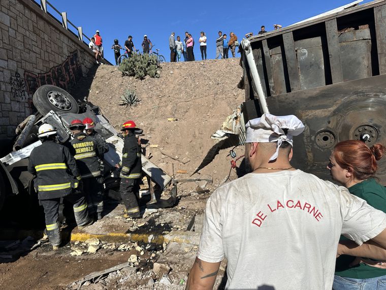 Bomberos trabaja en el lugar donde se desbarrancó un camión cargado con carne, los vecinos intentaron llevarse las piezas e intervino la Policía. 