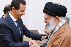 En la imagen, el presidente sirio y el líder religioso de Irán.