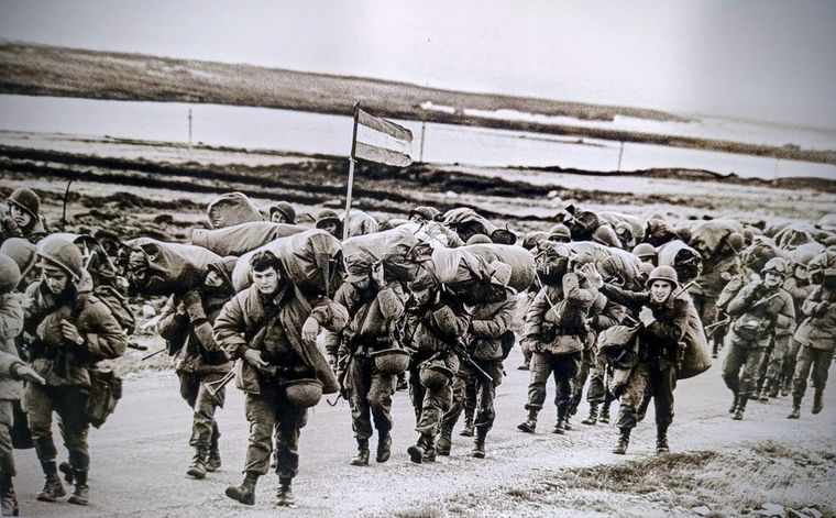 La caminata que realizó Pedro junto a los combatientes el día que llegó a Malvinas. La caminata que realizó Pedro junto a los combatientes el día que llegó a Malvinas.