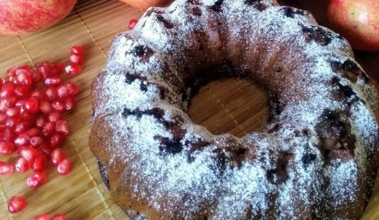 Un delicioso bizcocho de granada para compartir con tus seres queridos