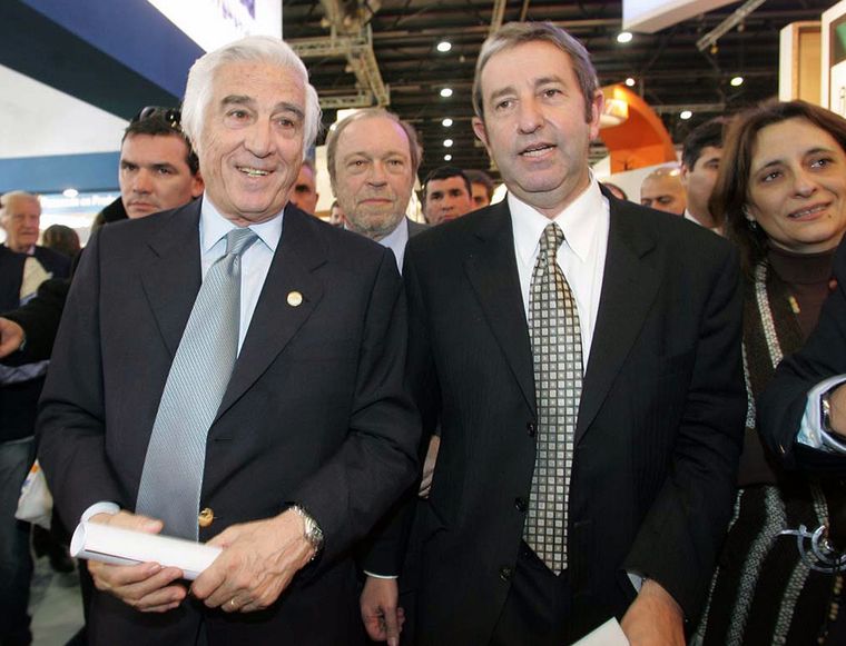 Luciano Miguens junto a Julio Cobos recorriendo la exposicion rural de Palermo en 2008