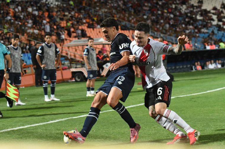 Azules y Millonarios cara a cara en el Parque General San Martín. Azules y Millonarios cara a cara en el Parque General San Martín.