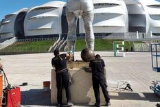 inauguraron una impresionante estatua de diego maradona