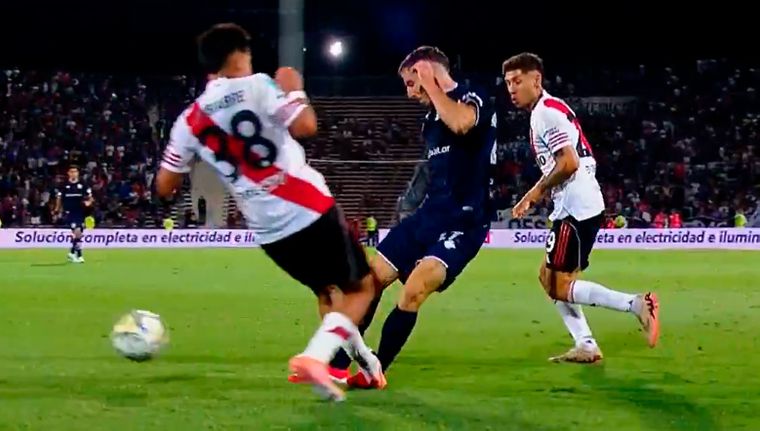 Independiente Rivadavia reclamó roja para Ian Subiabre por el planchazo a Crego.