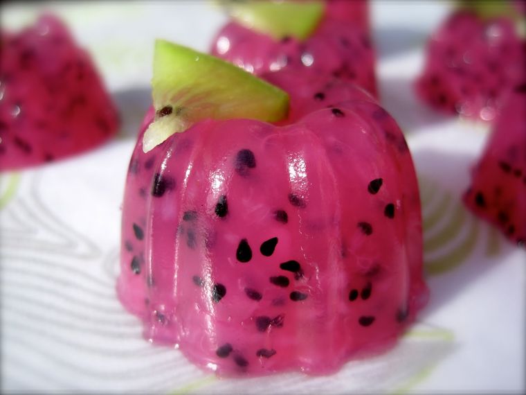 Admira esta deliciosa gelatina de pitahaya. ¡Así si celebraremos el Día Mundial del Veganismo!