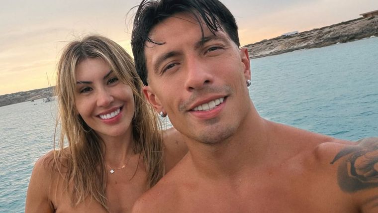 Muri López Benítez junto a su pareja, el futbolista Lisandro Martínez.