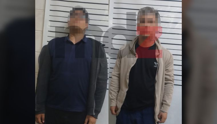 Los dos sospechosos detenidos tras la persecución en Las Heras. (Se pixelan los rostros porque pueden pasar a rueda de personas)