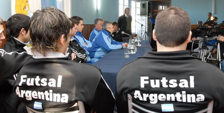 La selección nacional se fue esta tarde y retornará el 25 para concentrarse hasta la hora del debut. Foto: Gonzalo Bravo
