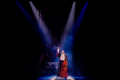 MDZol | Juan Rodó lleva más de 30 años en el escenario interpretando a Drácula, pero el resto del elenco ha ido cambiando a lo largo de los años. Foto: Valentina Buttini.