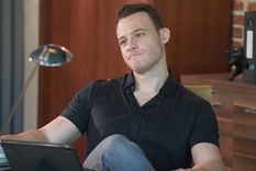 Kerem Bürsin Preocupación. Foto: Fuente: imagen - instagram @yacokseversendizi Kerem Bürsin Preocupación. Foto: Fuente: imagen - instagram @yacokseversendizi