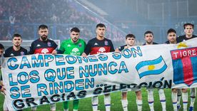 Tigre posó con una bandera en apoyo a la Selección argentina antes del duelo con Nacional en Uruguay. Tigre posó con una bandera en apoyo a la Selección argentina antes del duelo con Nacional en Uruguay.