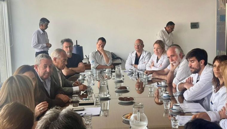 Julio Cobos y los médicos del hospital Garrahan Foto: X @juliocobos