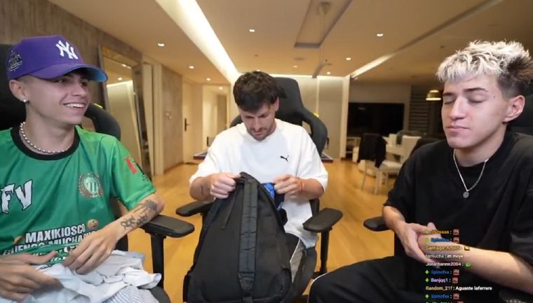 El youtuber Joaco Santos fue invitado a participar de un stream y llevó gorritos del Tomba de regalo.&nbsp;