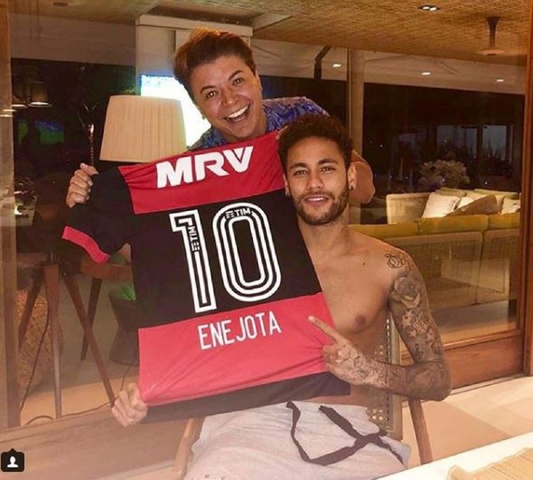 Neymar con la 10 del Flamengo y su amigo David Brazil Foto: Redes Sociales