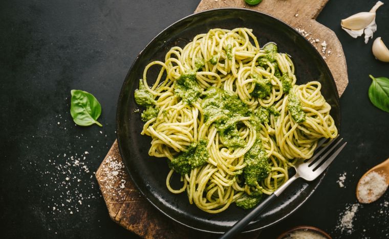 Espaguetis con pesto Una receta simple y deliciosa para hacer en pocos minutos. Foto: Shutterstock