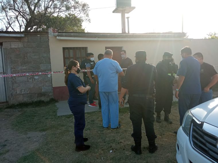 La mujer embarazada tendía ropa cuando ingresó el prófugo y lo mató de un tiro