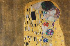 El beso, de Gustav Klimt, es una pintura de óleo sobre tela. Foto: Huffington Post -  huffingtonpost.com