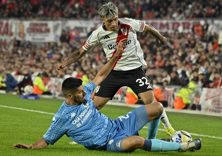 Atlético Tucumán sorprende a River y le gana 1-0 en el Monumental.&nbsp;