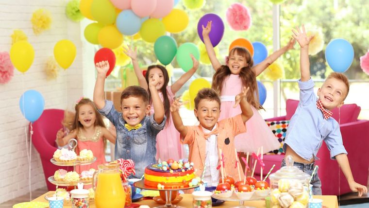 Los chicos incorporan una importante cantidad de calorías en los cumpleaños infantiles.