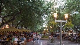 Los transeúntes reaccionaron al ver el atuendo que el influencer mendocino lució por las calles mendocinas. Los transeúntes reaccionaron al ver el atuendo que el influencer mendocino lució por las calles mendocinas.