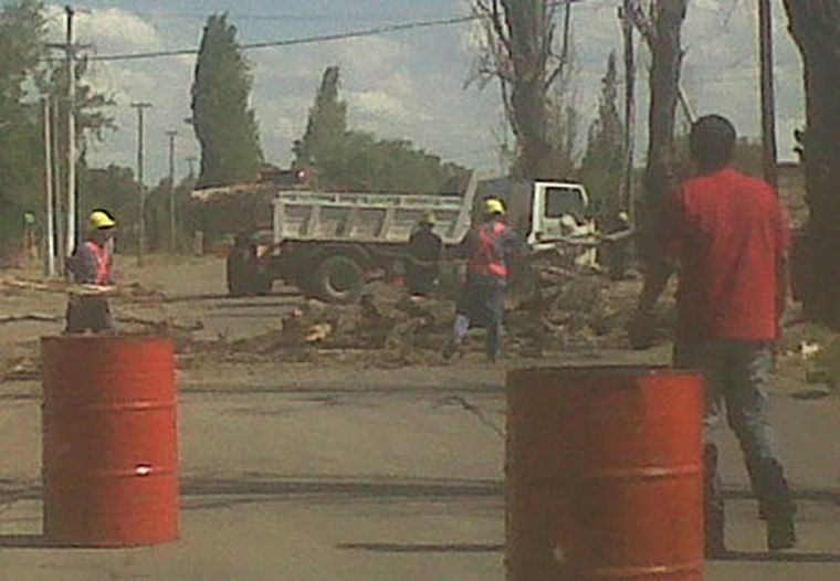 Instante en que el tránsito permanecía cortado en el Carril Urquiza, en Maipú.