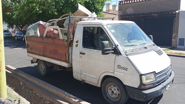 La camioneta circulaba con varias autopartes robadas por Maipú.