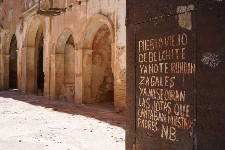 La coplilla de Natalio Baquero recibe a los visitantes de Belchite.